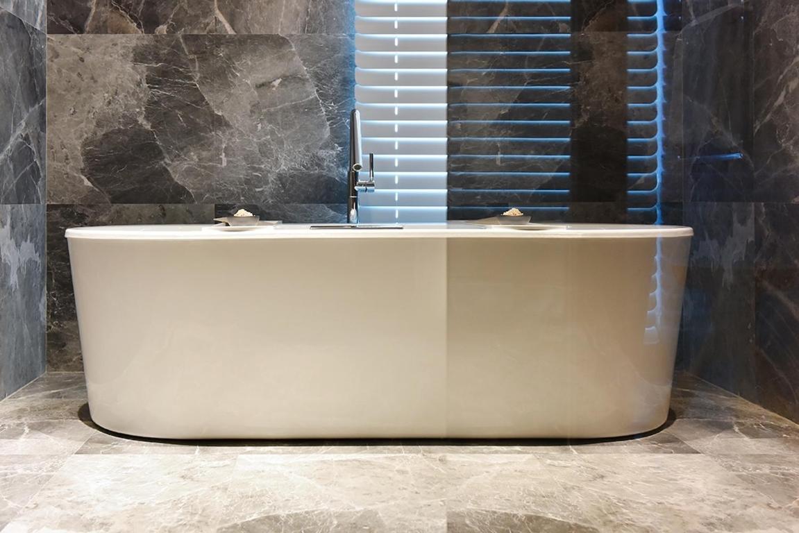מלון גאושיונג Silks Club מראה חיצוני תמונה A freestanding bathtub