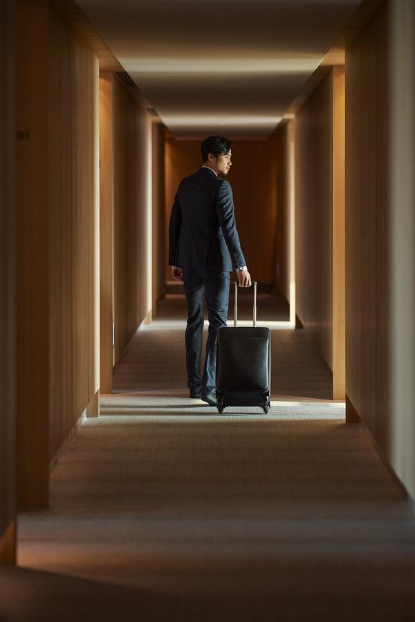 מלון גאושיונג Silks Club מראה חיצוני תמונה A business traveller with a suitcase