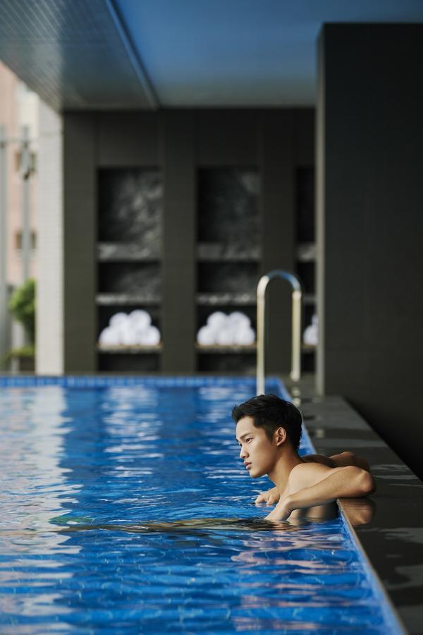 מלון גאושיונג Silks Club מראה חיצוני תמונה A man swimming in a pool