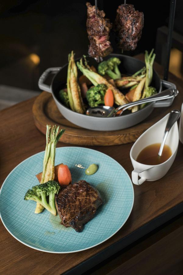 מלון גאושיונג Silks Club מראה חיצוני תמונה A steak with vegetables