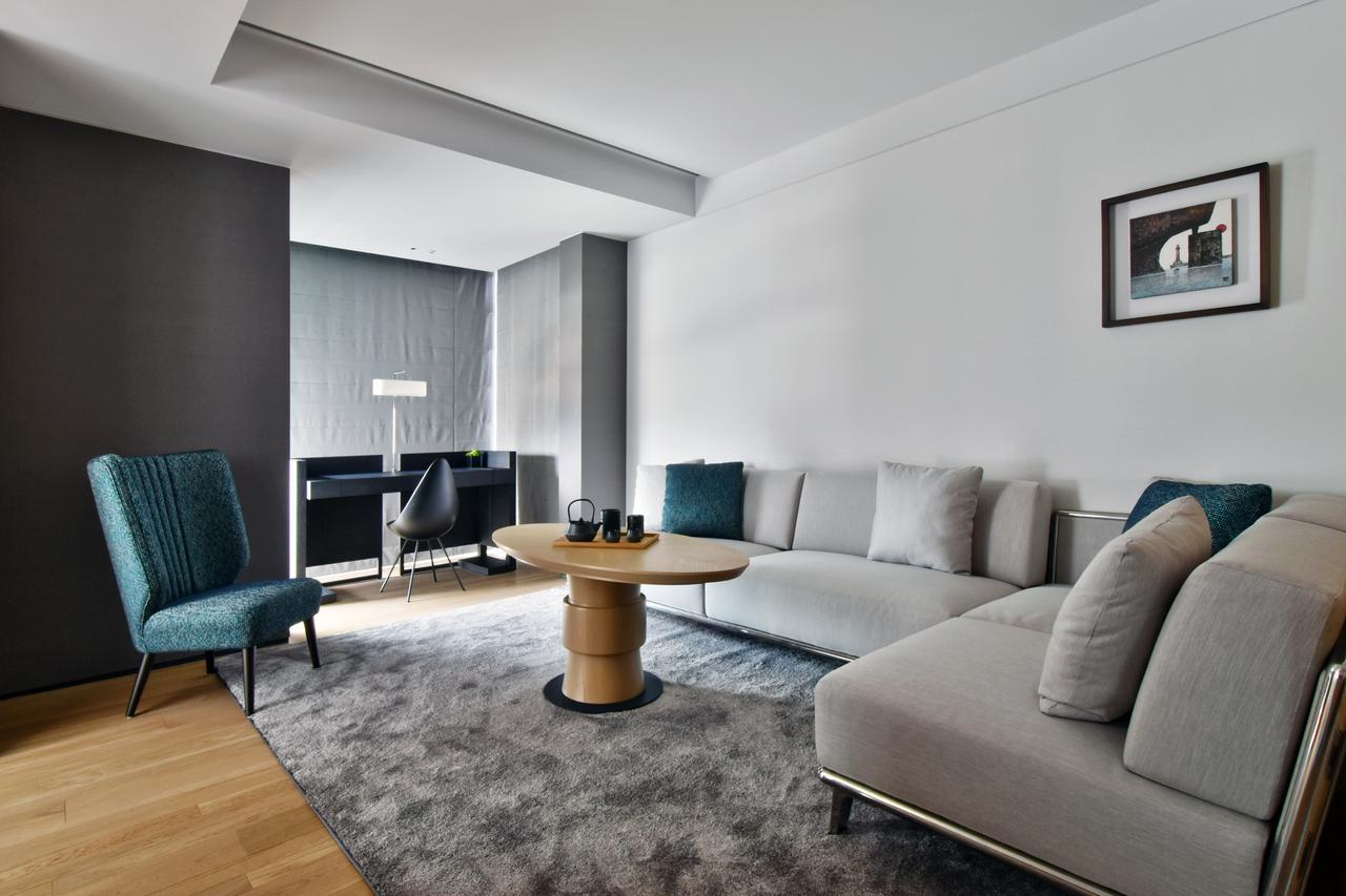 מלון גאושיונג Silks Club מראה חיצוני תמונה A living room in a suite at The Ritz-Carlton, Osaka